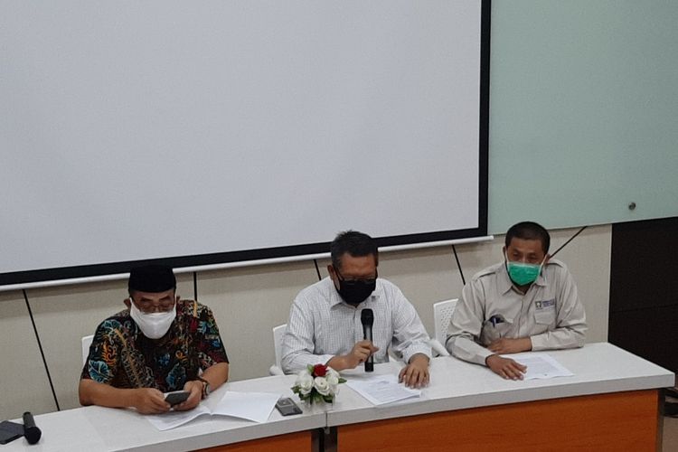 Rekor Universitas Islam Indonesia (UII) Yogyakarta, Fathul Wahid saat jumpa pers terkait teror yang dialami oleh Nimatul Huda, Guru Besar Tata Negara Universitas Islam Indonesia (UII) Yogyakarta.