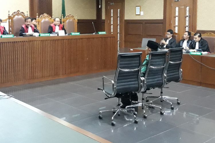 Anggota Komisi XI DPR dari Fraksi Partai Demokrat Amin Santono dituntut 10 tahun penjara oleh jaksa Komisi Pemberantasan Korupsi (KPK) di Pengadilan Tipikor Jakarta, Senin (21/1/2019).