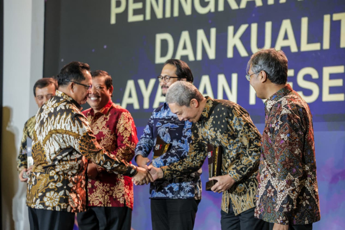 Wali Kota Bogor Dedie A Rachim bersalaman dengan Mendagri Tito Karnavian setelah menerima penghargaan dalam ajang Apresiasi Kinerja Pemerintah Daerah 2025 di Hotel Borobudur, Jakarta, Senin (1/12/2025).