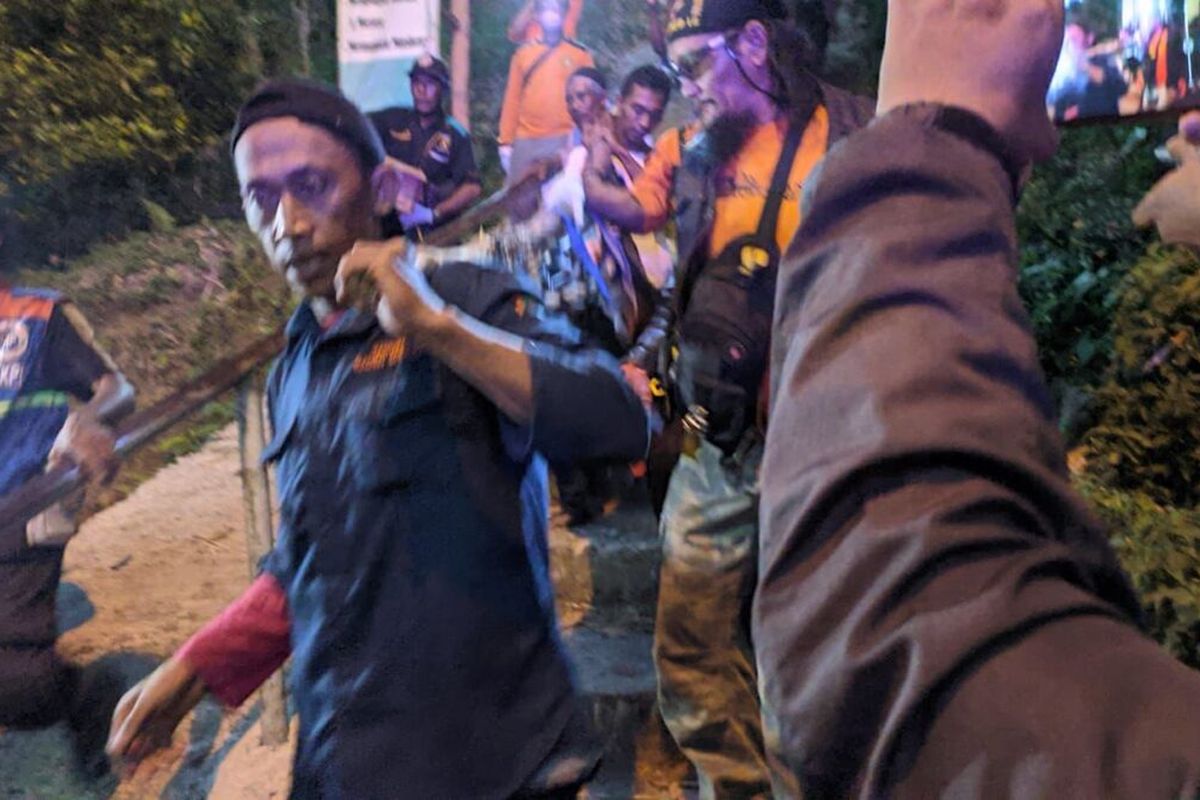 Evakuasi jenazah Raffi Dimas Baddar (20), mahasiswa asal Pasuruan yang hilang saat berkemah di kawasan Bukit Krapyak, Desa Padusan, Kecamatan Pacet, Kabupaten Mojokerto, Jawa Timur.