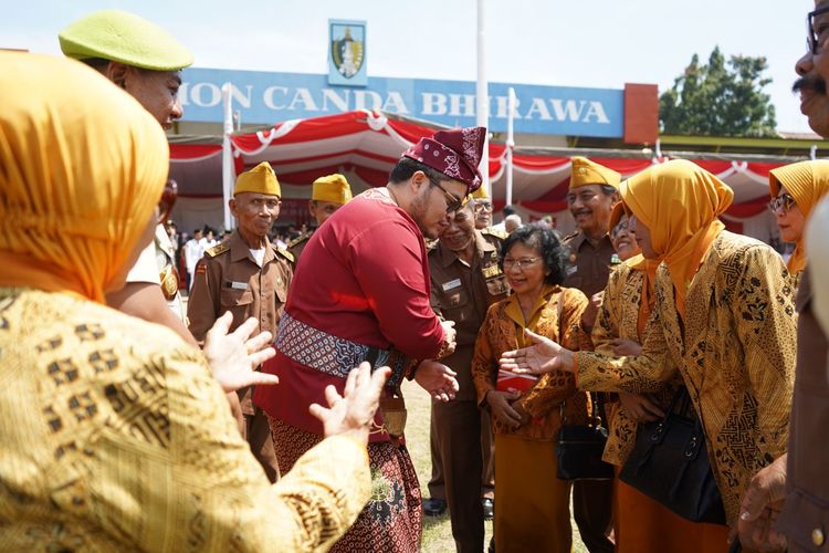 Bupati Hanindhito Himawan Pramana atau Mas Dhito bercengkrama dengan para ASN Pemkab Kediri usai mengikuti upacara peringatan Proklamasi Kemerdekaan RI ke-78 di Stadion Canda Bhirawa, Pare, Kabupaten Kediri, Kamis (17/8/2023).
