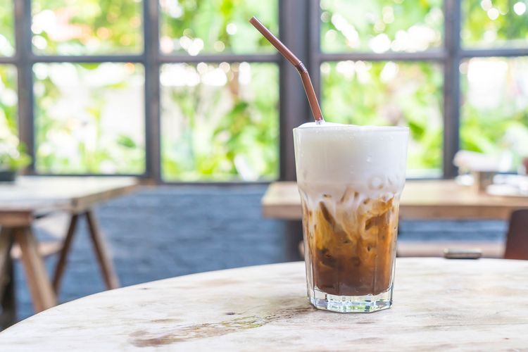 Ilustrasi kopi. Ahli gizi IPB dan studi internasional sebut kopi santan aman dikonsumsi dalam jumlah wajar. Kandungan MCT, asam laurat, dan antioksidan bisa bermanfaat, namun tetap perlu diperhatikan kandungan lemak jenuhnya.