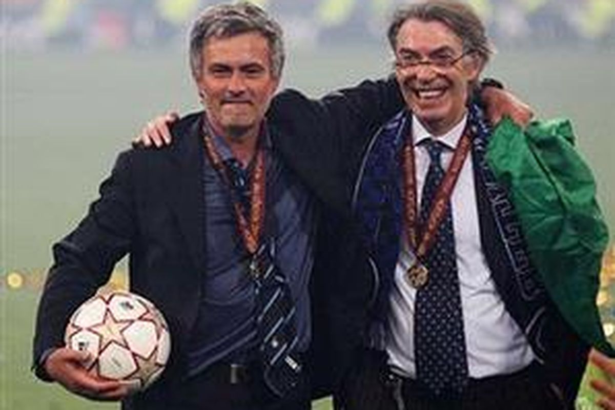 Saat masih melatih Inter Milan, Jose Mourinho sangat akrab dengan Presiden Inter Milan, Massimo Moratti (kanan). 