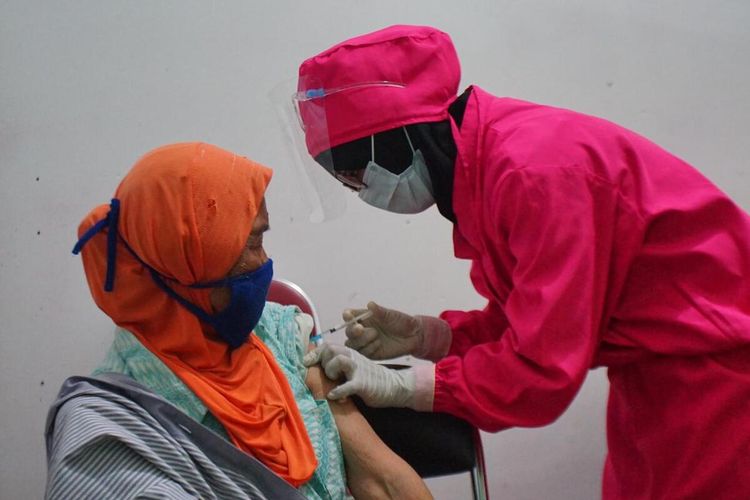 Vaksinasi Covid-19 di Kota Magelang, Jawa Tengah.