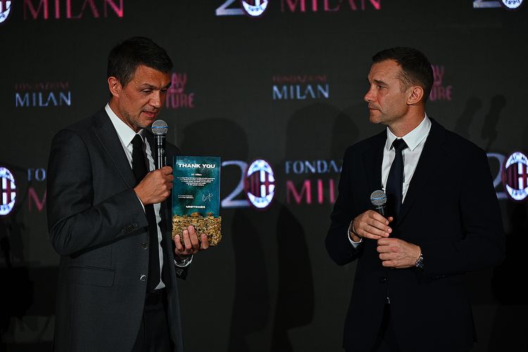 Direktur Teknik AC Milan, Paolo Maldini (kiri) menerima penghargaan dari Presiden Ukraina, Volodymyr Zelensky, yang disampaikan langsung oleh Andriy Shevchenko (kanan) dalam sebuah acara gala amal pada 23 Februari 2023 di Milan, Italia.