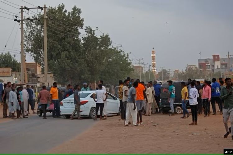 Orang-orang berkumpul di jalan di Khartoum timur pada 16 April 2023.