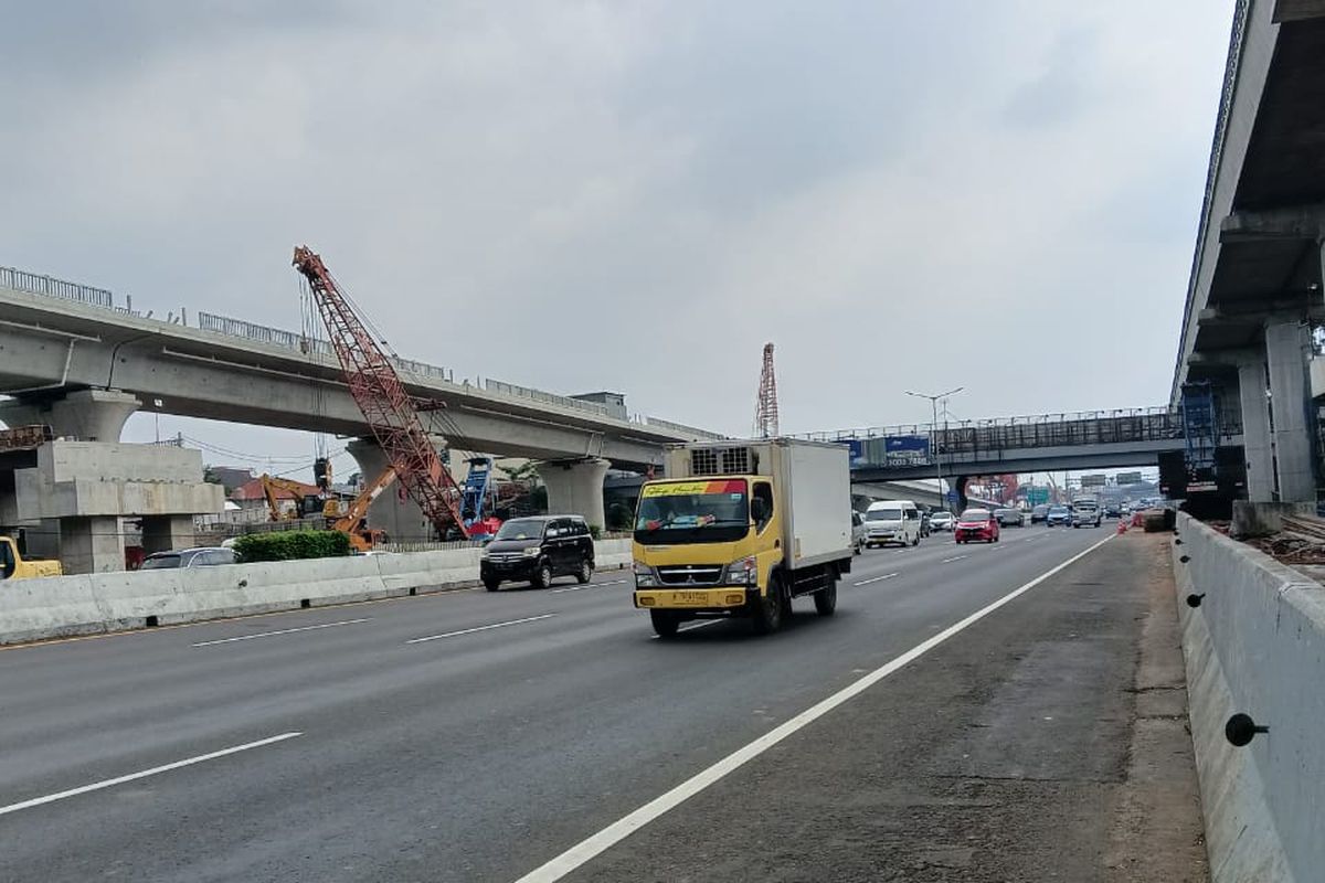 Jasamarga Transjawa Tollroad Regional Division memberlakukan rekayasa lalu lintas di jalan Tol Jakarta-Cikampek akibat adanya pekerjaan erection duplikasi overpass Antelope di kilometer (km) 06+145 selama 27 Juni sampai 5 Juli 2022.