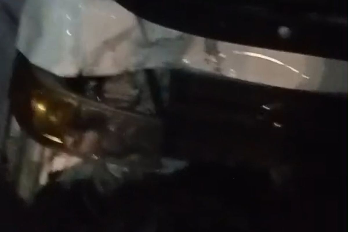 Mobil pick up adu banteng dengab pengendara motor hingga tewas di Jalan Raya Pendidikan, Kecamatan Gunung Sindur, Kabupaten Bogor, Jumat (19/12/2025). Tangkapan layar video warga