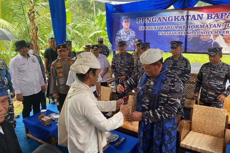 KSAL Yudo Margono diberikan gelar warga kehormatan Suku Baduy oleh Ayah Mursid di Kecamatan Bojongmanik, Kabupaten Lebak, Provinsi Banten, Kamis (24/11/2022).