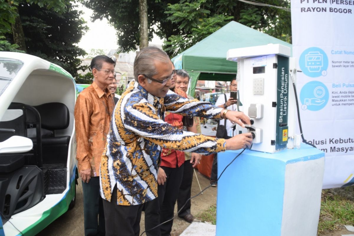 Penyerahan motor listrik roda tiga ke IPB