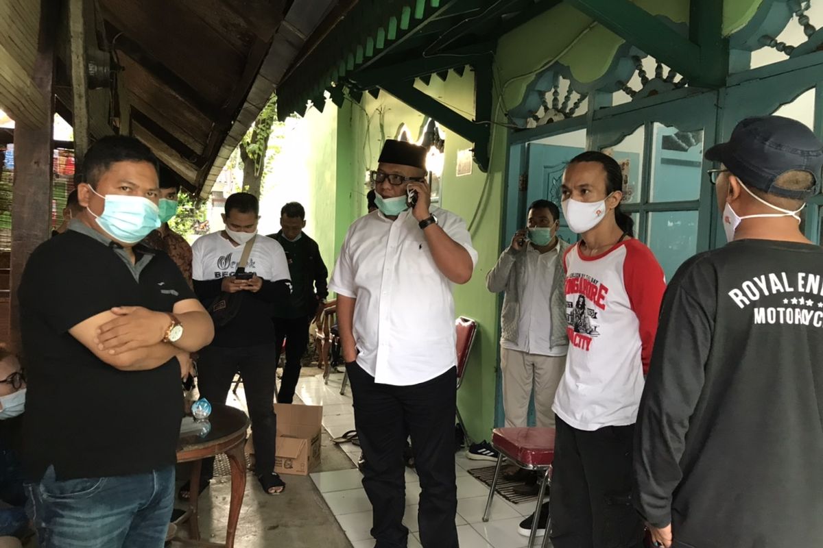 Calon Wali Kota Depok nomor urut 1, Pradi Supriatna di Sekretariat Tim Pemenangan Koalisi Pradi-Agifah di Warung Betawi Ngoempoel, Tanah Baru, Beji, Kota Depok, Jawa Barat pada Rabu (9/12/2020) sore.