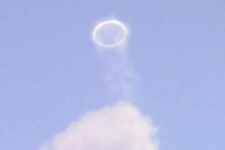 Asap berbentuk cincin di atas Gunung Slamet. Foto diambil dari halaman Facebook Leo Kennedy Adam.