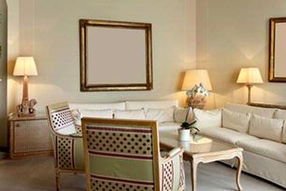 Jangan lupa mengaplikasikan cermin di salah satu bagian permukaan dinding. Cermin akan memberi efek maksimal dengan memberi kesan lapang secara visual.