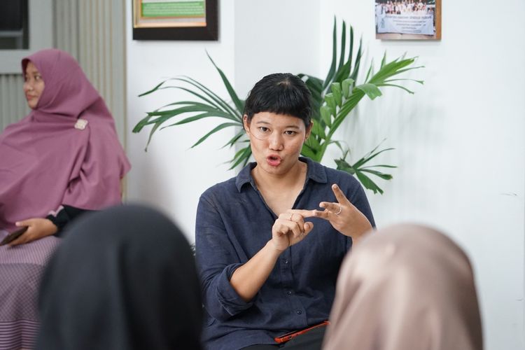 Dompet Dhuafa menggelar lokakarya Bahasa Isyarat sebagai bagian dari agenda acara bulan kemanusiaan di Philanthropy Building, Jakarta Selatan, Jumat (8/12/2023). 
