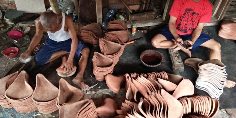 Kisah 3 Generasi Pengrajin Sadel Sepeda Ontel Asal Magetan Halaman All Kompas Com