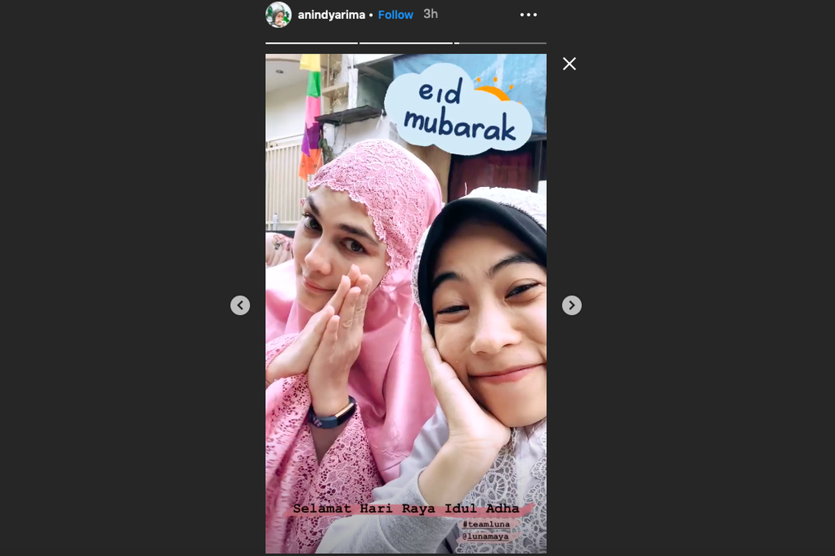 Artis peran Luna Maya (kiri) dan asistennya menjalankan Salat Idul Adha pada Minggu (11/8/2019).