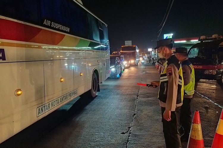 Kemacetan terjadi Simpang Ajibarang, Kabupaten Banyumas, Jawa Tengah, Jumat (6/50/2022) malam.