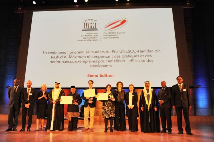 Penghargaan diserahkan Menteri Pendidikan Uni Emirat Arab (UEA), Sheikh Rashid bin Hamdan bin Rashid Al Maktoum, didampingi Direktur Jenderal UNESCO, Audrey Azoulay, (5/10/2018) UNESCO House, Paris, Perancis. 