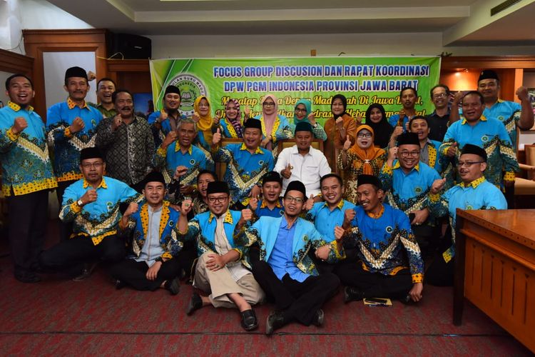 Wakil Gubernur Jawa Barat Uu Ruzhanul Ulum (duduk di tengah memakai kemeja putih) berfoto bersama usai  membuka Focus Group Discussion (FDG) dan Rakor DPW PGM Jabar di Gedung Sate, Kota Bandung, Kamis (26/9/19).