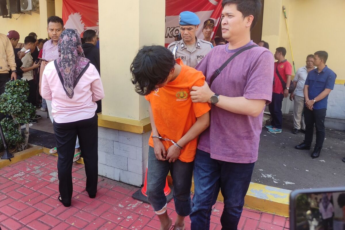 Remaja berinisial MKH (18) ditembak di bagian kaki oleh petugas Kepolisian Resor Bogor Kota karena berusaha menabrak petugas, Selasa (18/7/2023). Pelaku juga kedapatan membawa senjata tajam.