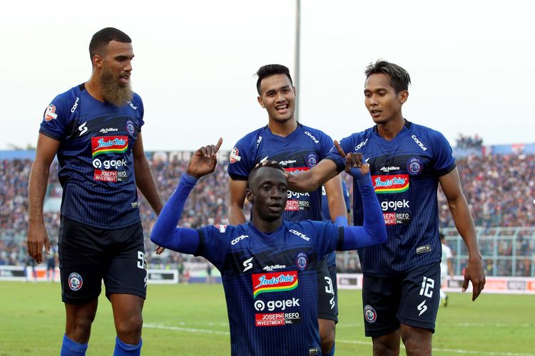 Pemain muda Arema FC, M Rafli (tengah berdiri) menjadi pemain pengganti saat Pekan 14 Liga 1 2019 melawan Persebaya Surabaya yang berakhir dengan skor 4-0 di Stadion Kanjuruhan Kabupaten Malang, Jawa Timur, Kamis (15/08/2019) sore.