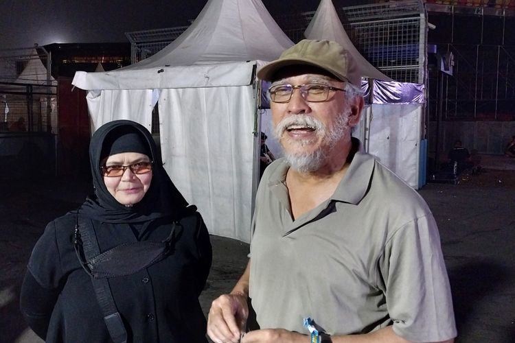 Musisi Iwan Fals dan istrinya Rosana menonton acara musik Hammersonic 2023 di pantai karnaval Ancol, Jakarta Utara, Minggu (19/3/2023).