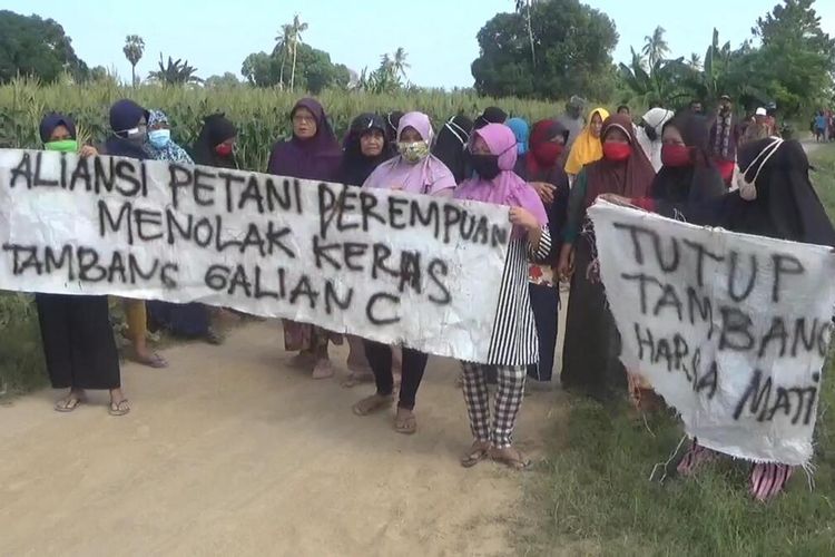 Ratusan warga di Galesong, Kabupaten Takalar, Sulawesi Selatan mengguruduk lokasi tambang lantaran dinilai mengakibatkan sawah dan sumur warga mengering. Senin, (8/6/2020).