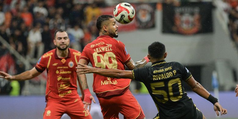 Pesepak bola Persija Jakarta Maxwell Souza (tengah) berebut bola atas dengan pesepak bola Borneo FC Rivaldo Pakpahan (kanan) pada lanjutan Super League 2025-2026 di Stadion Jakarta International Stadium (JIS) di Jakarta, Selasa (3/3/2026). ANTARA FOTO/Fakhri Hermansyah/YU