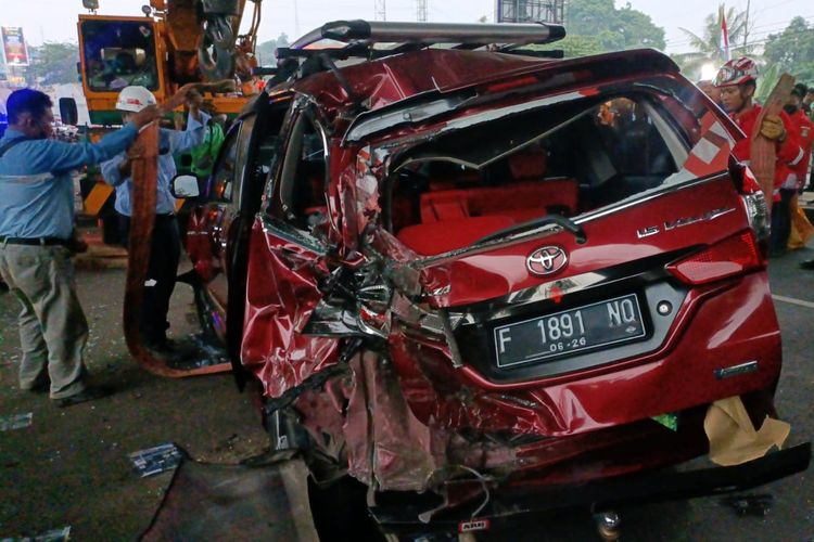 Truk BBM Pertamina terlibat kecelakaan maut di Jalan Raya Alternatif Cibubur atau Transyogi, wilayah Bekasi, Jawa Barat, Senin (18/7/2022). Truk Pertamina tersebut menabrak sejumlah motor dan mobil. Delapan pengendara motor tewas dalam kecelakaan yang diduga akibat rem truk blong.