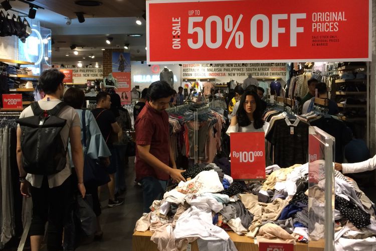 Suasana gelaran Jakarta Great Sale 2017, Minggu (18/6/2017) malam. Ajang JGS dimanfaatkan para pembeli yang hendak membeli barang dengan diskon hingga 70 persen.