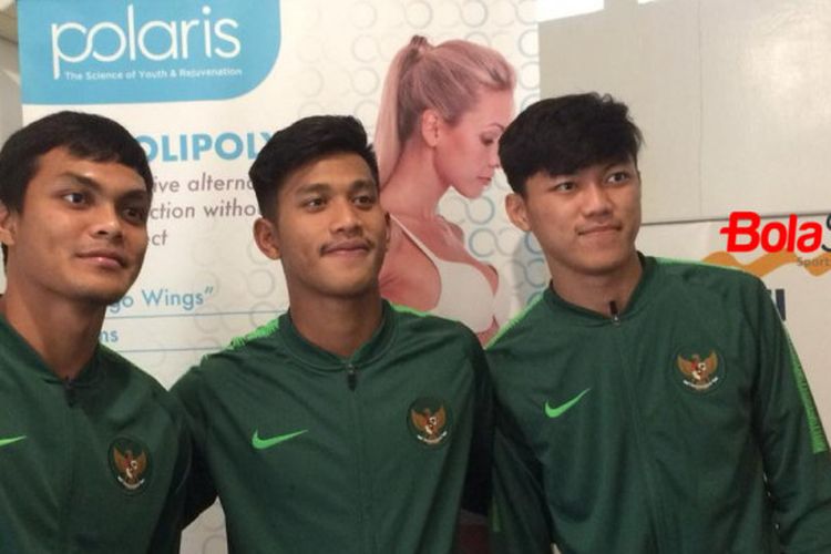 Trio pemain timnas U-19 Indonesia; Rachmat Irianto, Indra Mustafa, dan Feby Eka Putra (dari kiri ke kanan) saat berkunjung ke klinik Polaris di Jakarta Selatan, 25 Oktober 2018.