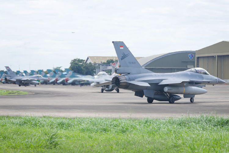 pesawat tempur F-16 Fighting Falcon Skuadron 3 Lanud Iswahjudi, Magetan tiba di  Lanud Halim Perdanakusuma, Jakarta Timur, pada Sabtu (1/4/2023). Mereka akan melaksanakan demo udara pada 9 April 2023.