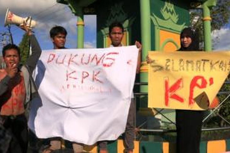 Sejumlah aktivis di Kabupaten Aceh Barat yang tergabung dalam Gerakan Cinta KPK turun ke jalan untuk melakukan aksi dukungan terhadap Wakil Ketua KPK Bambang Widjoyanto (BW) yang ditangkap Polri, Jumat (23/1/2015).