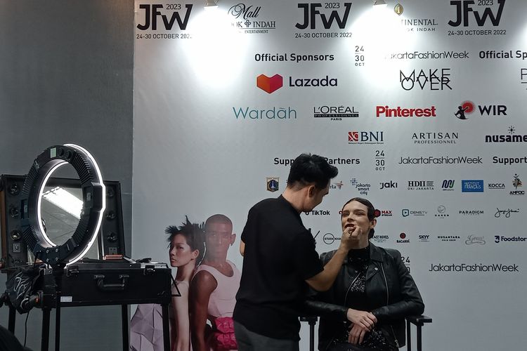 Make Over mengusung konsep edgy dan bold, namun tetap cantik untuk make up look di Jakarta Fashion Week (JFW) 2023.
