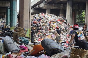 CMNP Pastikan Sampah Menggunung di Kolong Tol Tanjung Priok Tak Ganggu Struktur Beton
