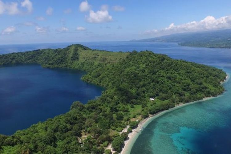 Pulau Satonda dengan danau air asin di tengahnya tak jauh dari Gunung tambora, Dompu, Nusa Tenggara Barat, 23 Maret 2015. Danau terbentuk akibat tsunami yang tercipta dari letusan Gunung Tambora pada tahun 1815.