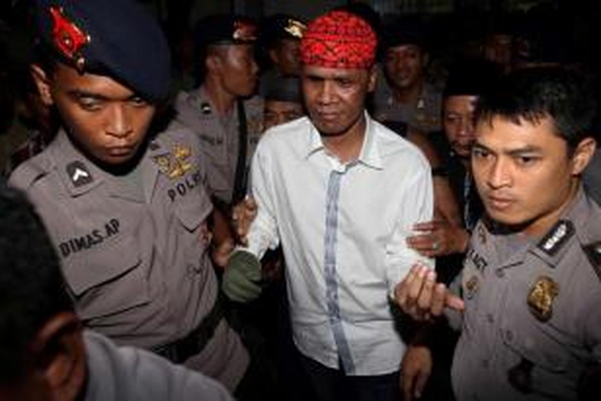 Hercules Rozario Marshal, terdakwa kasus tindak pidana terkait penyerangan terhadap polisi di kawasan Srengseng, 8 Maret lalu, saat menjalani sidang putusan di Pengadilan Negeri Jakarta Barat, Selasa (2/7/2013).