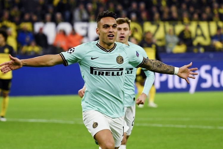 Lautaro Martinez merayakan golnya pada pertandingan Borussia Dortmund vs Inter Milan dalam lanjutan Liga Champions di Stadion Signal Iduna Park, 5 November 2019. 