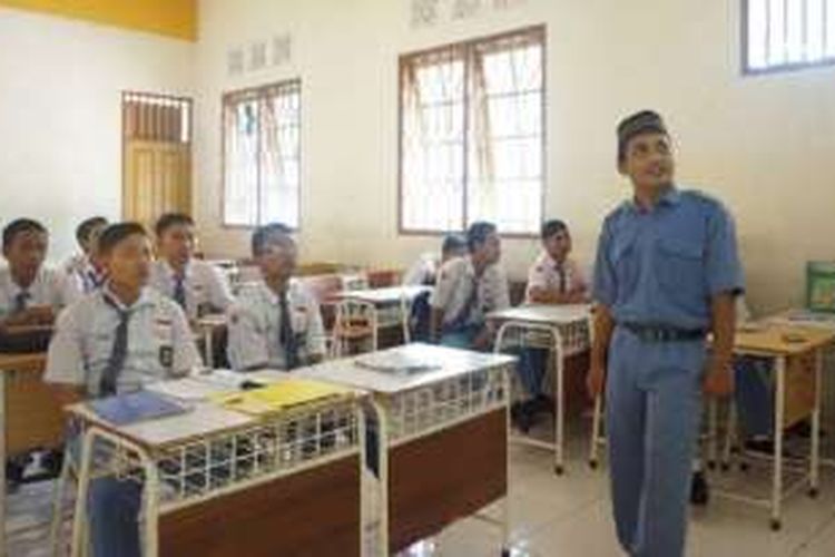 Moch Hamzah Rifwan (33), guru tidak tetap di SMKN 2 Surabaya, Jawa Timur, mengajar mata pelajaran Pendidikan Agama Islam, Selasa (10/1). Mulai tahun ini, gajinya sebagai guru tidak tetap dibayar menggunakan uang sumbangan pembinaan pendidikan setelah Pemerintah Kota Surabaya tidak bisa mencairkan dana bantuan operasional daerah karena pengelolaan SMA/SMK beralih dari pemerintah kabupaten/kota ke pemerintah provinsi.