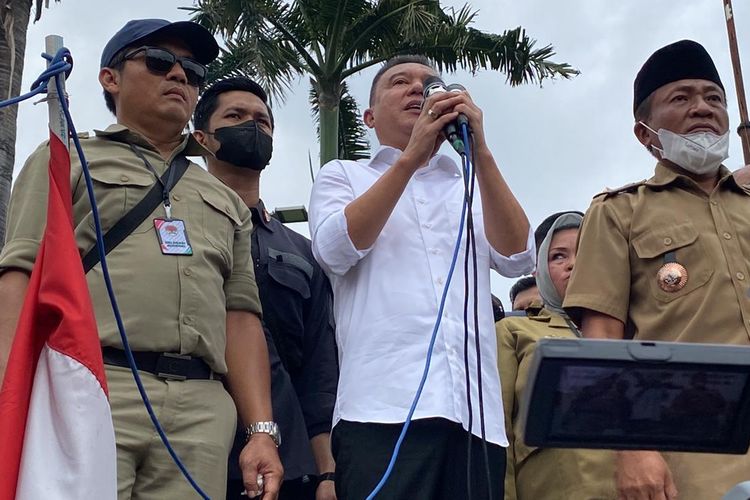 Wakil Ketua DPR Sufmi Dasco Ahmad menemui para kepala desa (kades) yang menggelar aksi demo di depan Gedung DPR, Selasa (17/1/2023). 