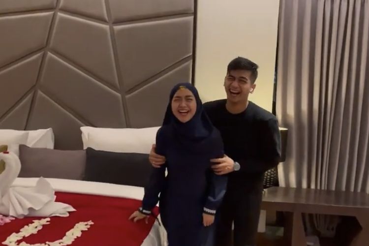 Ria Ricis dan Teuku Ryan menunjukkan kamar honeymoon di salah satu hotel di Bali. 