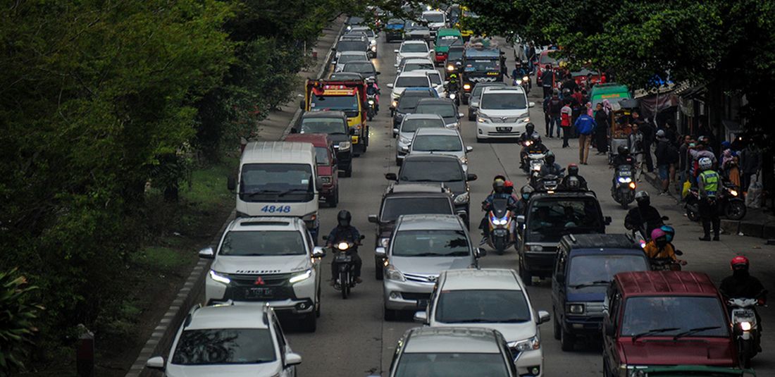 Suasana kepadatan kendaraan dari arah Garut dan Tasikmalaya menuju Gerbang Tol Cileunyi terjadi di Cipacing, Kabupaten Bandung, Jawa Barat, Minggu (1/11/2020). Kepala Bagian Operasi Korps Lalu Lintas Polri Komisaris Besar Rudi Antariksawan mengatakan, puncak arus balik libur panjang cuti bersama menuju Jakarta di berbagai daerah akan terjadi pada Minggu (1/11/2020) malam ini.