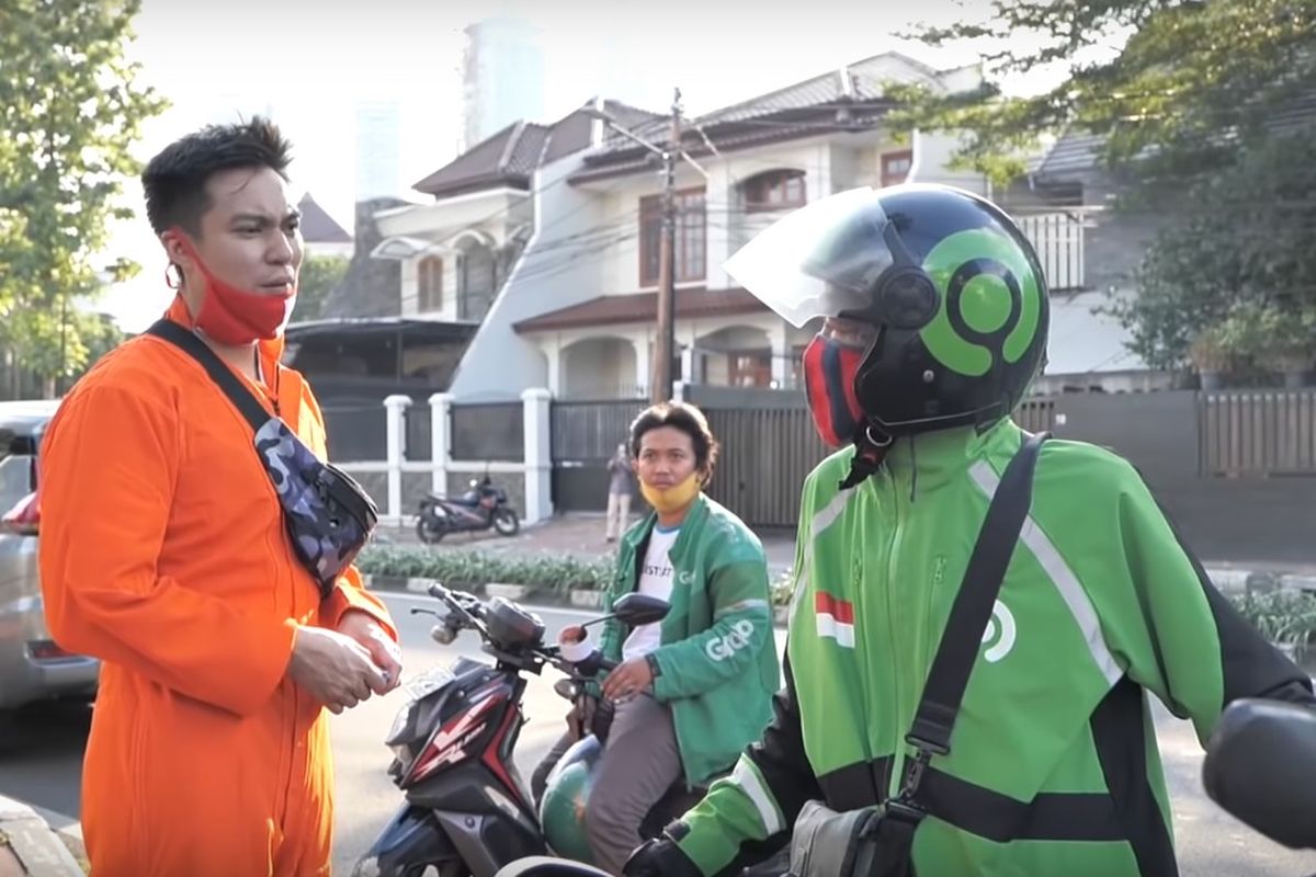 Belakangan ini banyak diperbincangkan soal seorang pengemudi ojek online (ojol) yang mendorong motor di jalan dengan modus kehabisan bensin alih-alih berharap mendapatkan bantuan. Video ini viral di akun YouTube Elang Motovlog. Bahkan, video dengan cerita nyaris serupa juga viral melalui akun YouTube artis peran Baim Wong. 