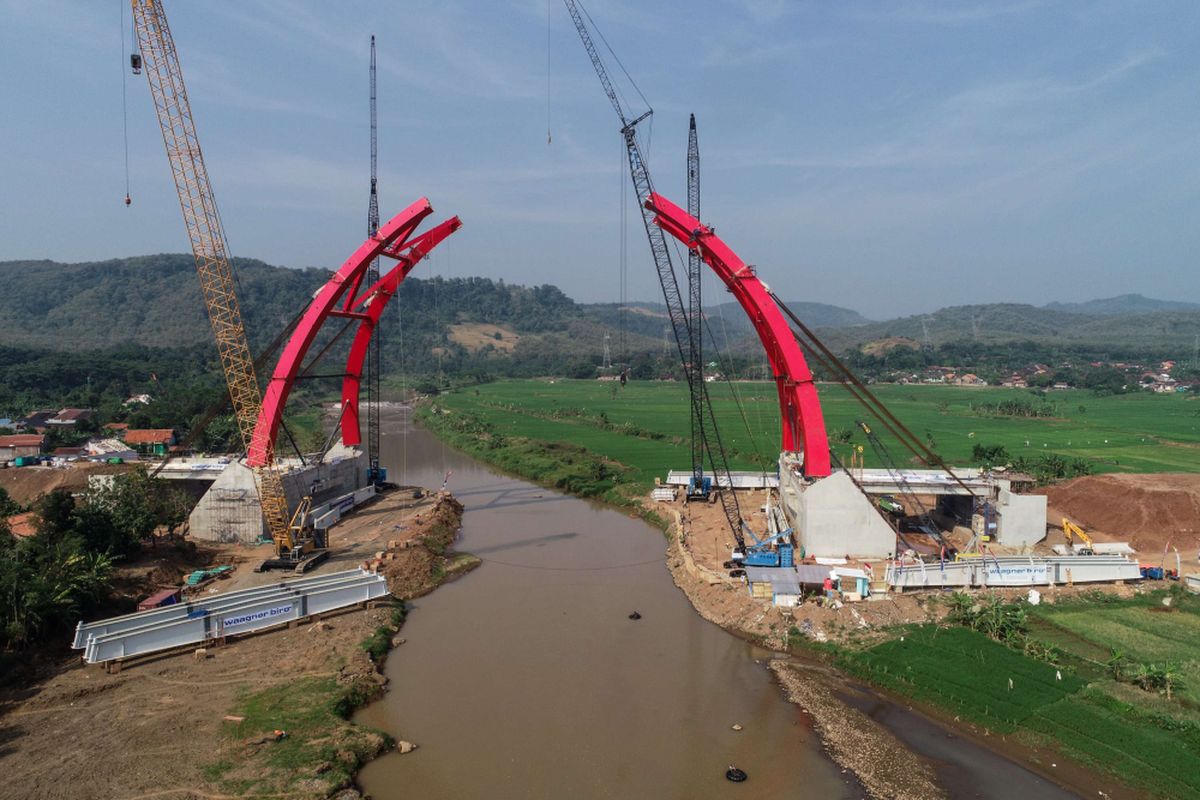 Foto udara pembangunan jembatan Kali Kuto di Proyek ruas Tol Batang-Semarang, Jawa Tengah, Minggu (3/6/2018). Jembatan Kali Kuto ditargetkan untuk digunakan pada H-2 lebaran dan merupakan jembatan pelengkung baja pertama di Indonesia yang perakitannya dilakukan di lokasi pekerjaan.