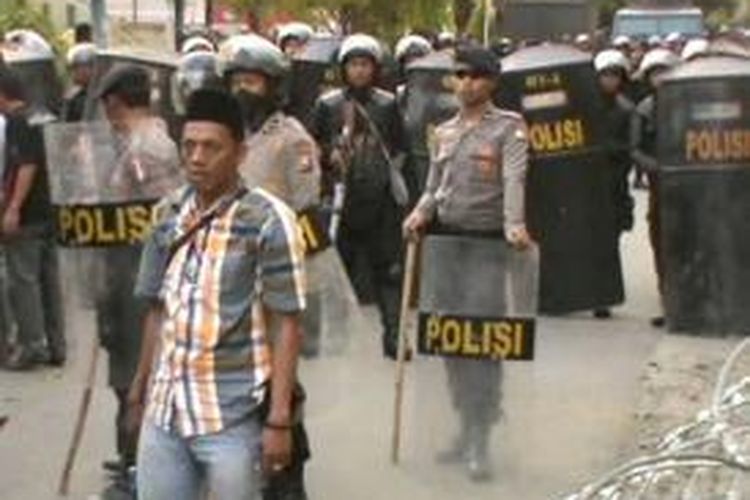 Unjuk rasa menuntut pemilihan kepala daerah (pilkada) ulang di kantor Komisi Pemilihan Umum (KPU) Kabupaten Polewali Mandar, Sulawesi Barat, Rabu (9/10/2013), diwarnai aksi lempar batu.
