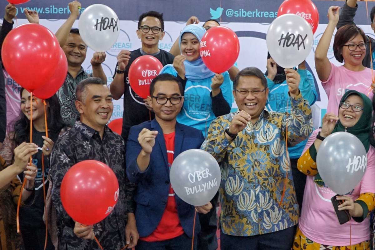 Ketua Umum Gerakan Nasional Literasi Digital #SiBerkreasi Dedy Permadi (latar depan, tengah) dan Menteri Komunikasi dan Informatika Rudiantara (latar depan, kedua dari kanan) dalam acara Diskusi Media Potensi Ancaman Peredaran Konten Negatif di Internet dan Peluncuran Gerakan #SiBerkreasi di Jakarta, Senin (2/10/2017)