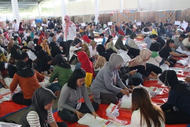 Seribuan lebih pekerja melakukan penyortiran dan pelipatan surat suara untuk Pemilu 2024 di Kabupaten Cianjur, Jawa Barat, Senin (8/1/2024).  