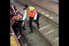 Hendak Naik KRL, Penumpang Malah Terperosok ke Rel Stasiun Sudirman