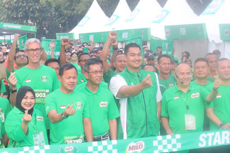 Bima Arya Sugiarto (Walikota Bogor), Heru Budi Hartono (Penjabat Gubernur DKI Jakarta), dan Dito Ariotedjo (Menpora) menghadiri acara Milo Run, di Komplek Olahraga Gelora Bung Karno, Senayan, Minggu (8/10/2023).