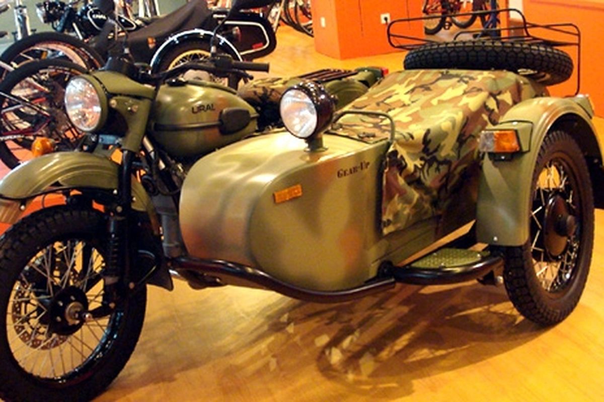Salah satu model sepeda motor Ural yang dijual di Indonesia, Gear Up. Auranya membawa kita ke masa perang dengan banyak ornamen untuk mendukungnya sebagai kendaraan di medan berat.